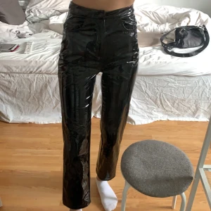 Lackbyxor - Svarta lackbyxor från missguaided. Använda 1-3 gånger därav att jag säljer men väldigt snygga 