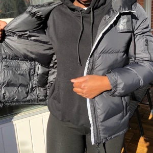 dBrand ”eskimå” vinterjacka - stl M - Svart ”eskimå” jacka från dBrand köpt från bubbleroom.se. Använd 1 vinter och är i mycket gott skick. PRIS KAN SÄNKAS TILL 550kr vid snabb affär. Inköpt för 1999kr.