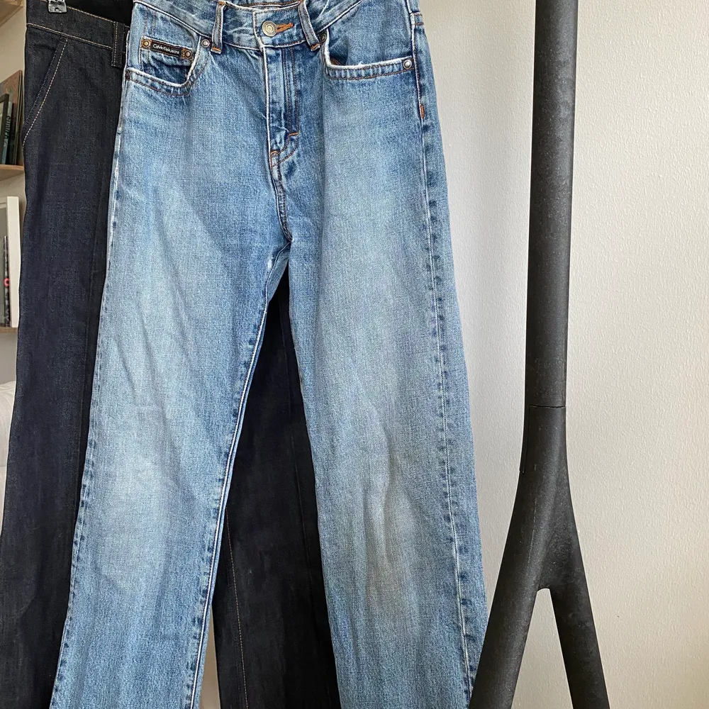 Calvin Klien Jeans i storlek W26 L34. Low waisted och pösiga i benen!! . Jeans & Byxor.