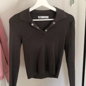 Super snygg tröja från zara - Jätte skön och snygg tröja från zara i en brun/grå färg, endast använd en gång! 