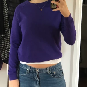 En lila sweatshirt  - En jättefin lila sweatshirt som också är jättebekväm. Tröjan är tyvärr lite nopprig, men fortfarande i bra sick.