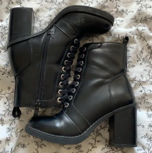 VOX skor - Säljer mina skor från VOX, köpta för ca 400 kr, säljer för 150 kr, priset kan diskuteras, klacken ca 8 cm, storlek 37, superfina och sköna skor för hösten/våren:) 