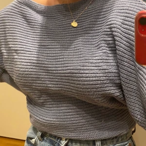 Blå/grå stickad tröja - (Bilder på min syrra) Blå/grå tröja ifrån NA-KD. I bra skick och i storlek S. Ser nästan lite glittrig ut. Frakt tillkommer