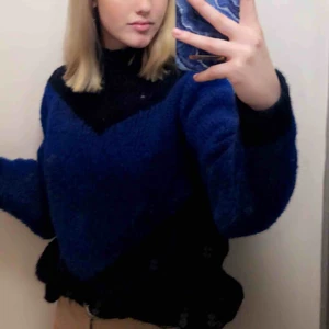  - Jätte fin stickad tröja i fin djup blå färg 