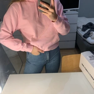 Weekday hoodie - Skitsnygg rosa hoodie. Från weekday och använd endast en gång. Modellen heter standard hoodie och är lite overzised i modellen. Passformen är skitsnygg. Säljer pga att jag inte tycker att jag passar i färgen. 
