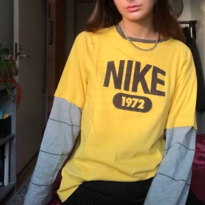 Vintage Nike tröja - Vintage långärmad nike tröja, barnstorlek XL men sitter som en vanlig medium ✨ Möts upp i Göteborg annars står köparen för frakten