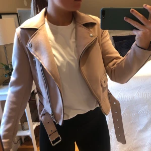 Mockajacka från Zara - Fin mockajacka från Zara i en ljusrosa/beige färg. Använd ett fåtal gånger. Frakten är inkluderad i priset.