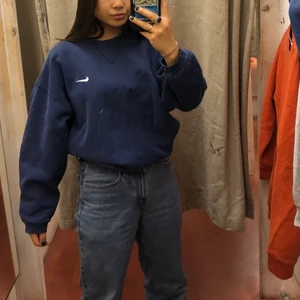 Nike  - INTRESSEKOLL, jag gör en intressekoll på  min fina mörk blåa college tröja ifrån Nike. Jag är inte säker på om jag vill sälja den. Tröjan är knappast använd och är i fint skick. Tröjan passad på en person som är XS-M , den är väldigt stor i stoleken och väldigt lång. Den är Over size på mig och jag bär xs och s. Lägg ett bud i kommentarsfältet💞 HÖGSTA BUDET: 1200kr