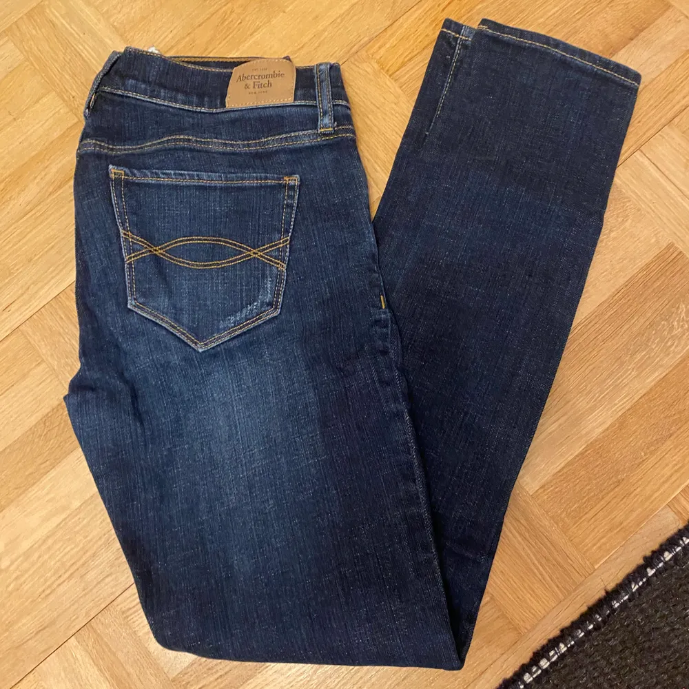 Jeans från abercrombie & fitch. Använda men i bra skick. . Jeans & Byxor.