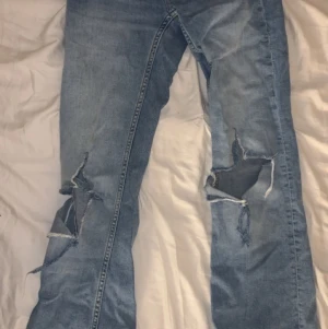 Zara - Bortvittring jeans, klippta själv