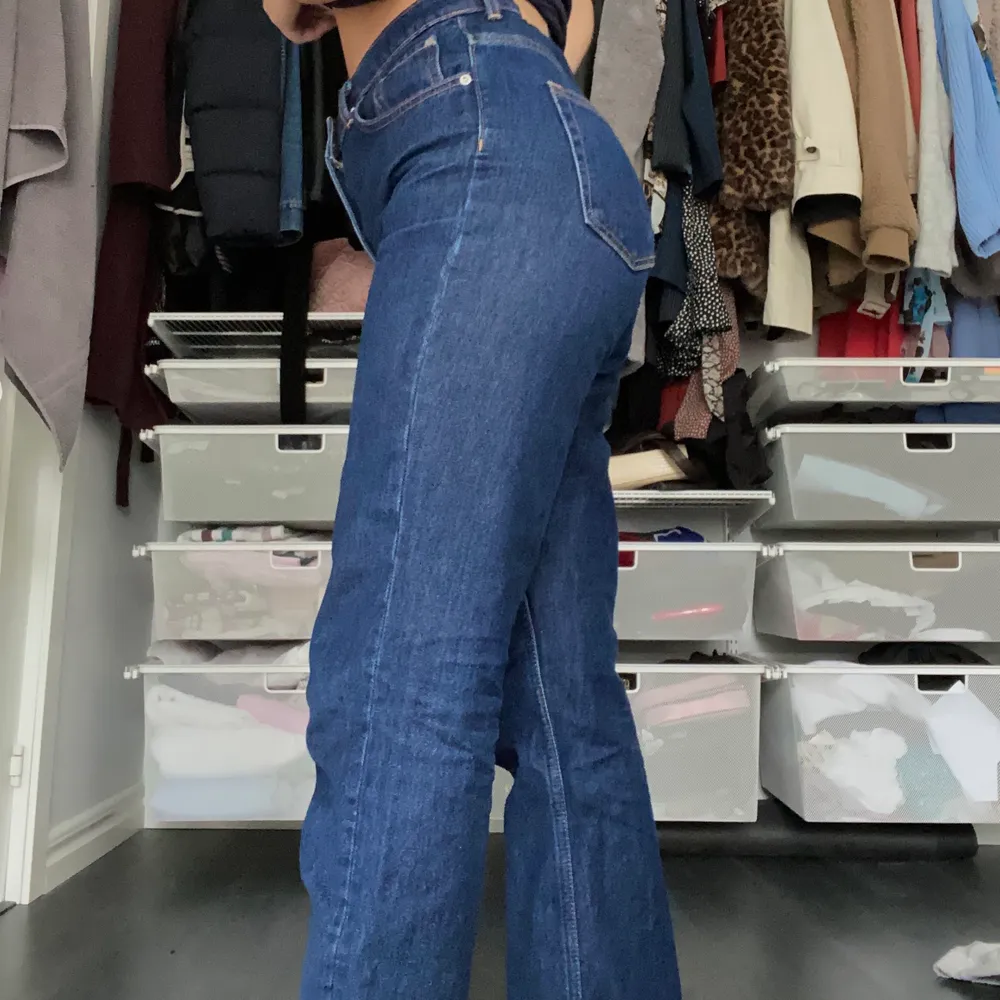 Ett par skitsnygga jeans från weekday! I modellen voyage, mörkblåa🤗 storlek 28/30, raka i benen. Jag är 168cm och de sitter helt perfekta på mig! Frakt 63kr💕 . Jeans & Byxor.