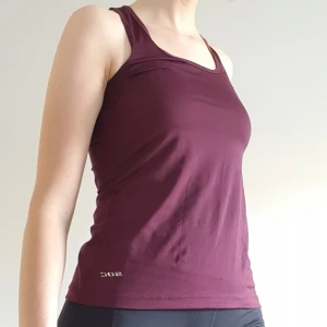 Träningslinne från soc - Träningslinne från soc. Riktigt fin färg och väldigt bra kvalitet. Är i storlek 36. Säljer för 59kr exklusive frakt (22kr). Dock ingår alltid gratis frakt vid köp över 300kr i min butik. Skriv i dm vid intresse eller för frågor! 