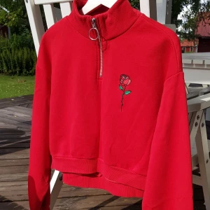 Hoodie från H&M - Sällan använd, croppad så den är lite kortare. Passar både S/M. Köparen står för frakten🍁