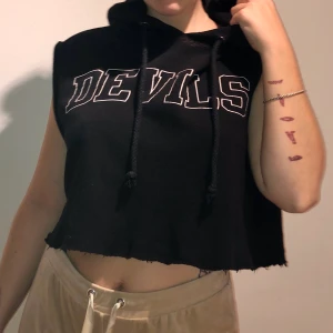 Cropped Hoodie - Texten ”DEVILS”