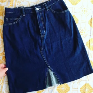 Jeanskjol 40 - Supersnygg figurnära jeanskjol från Monki, aldrig använd.