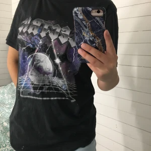 Ginatricot T-shirt  - Använd ett par gånger men är i bra skick. säljer då den inte kommer till användning längre! möter upp i umeå eller så står köpare för frakt☺️