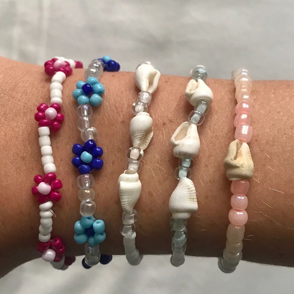 💗Säljer egengjorda pärlhalsband & armband💗 Bilderna visar några exempel som jag gjort (kan göra dem med andra färger) men kan också göra utifrån era egna idéer såklart! Armband 35kr, halsband 50kr. De med snäckor kostar 10kr extra (45kr/60kr) Köper ni flera så får ni lite rabatt också🥰 GRATIS FRAKT! Skriv om ni har frågor eller vill se fler bilder💓. Accessoarer.