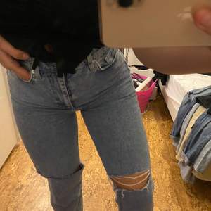 Ett par skitfräna jeans med hål i knäna😍 storleken är 36 men dom är lite pösiga i modellen. 