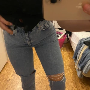Byxor med hål - Ett par skitfräna jeans med hål i knäna😍 storleken är 36 men dom är lite pösiga i modellen. 