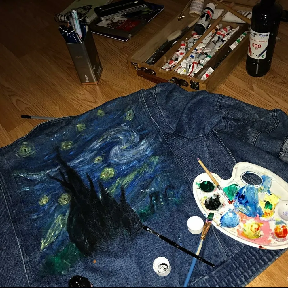 Köpte en denim jacka från beyond retro som jag valde att måla Starry Night på med tygfärg, går därmed att tvätta. Den är riktigt fet men används inte längre och vill därför sälja den! Storleken är i L. Mötes upp i Borås eller fraktar spårbart med PostNord för 63 kr! . Jackor.