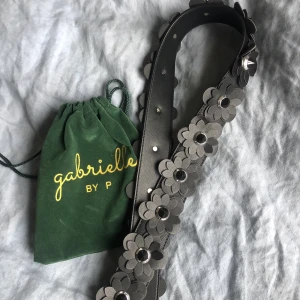 Väskband från Gabrielle By P - Superfint väskband i nyskick. Endast använd några få gånger. Nypris 499kr.