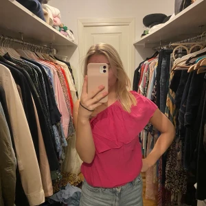Blus från Hm - Jättefin rosa volang blus från h&m i strl S. One-shoulder modell och endast använd några gånger förra sommaren. Säljer för 80kr, köparen står för frakt, möts annars upp i Sthlm 💕
