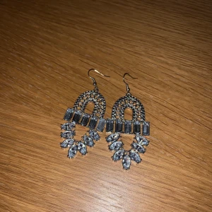 Örhängen i silverfärg och blänkande stenar - Superfina festörhängen säljes för endast 20:-. Gratis frakt!