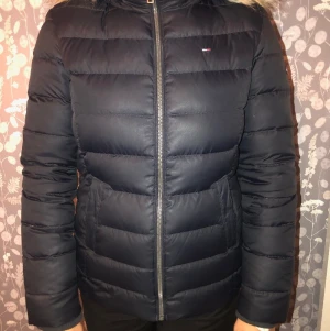 Tommy hilfiger jacka - Tommy hilfiger dunjacka med päls på luvan som även går att ta av. Super skick inga slitningar som märks. Hör av er för fler bilder, eller andra frågor💕