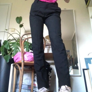 kostym byxor - snygga kostym byxor jag köpte på emmaus, passar mig jättebra som vanligvis har 25/26 i weekday jeans och är 169cm lång