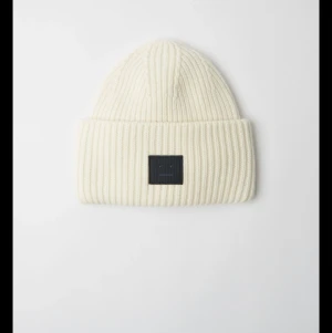 Acne mössa - Köpte en acne mössa förra hösten, den är rätt bra använd men är fotrtfatande i bra sick! Köpte den för 1100 på acne butiken. Är intressarad antligen att sälja den och köpa en ny eller bytta mot en annan färg då jag börjat tröttna på den. Säljer den för 900kr men kan sänka priset vid snabb affär. För bilder hör av dig