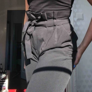  - Snygga konstymbyxor från Bikbok med knytning fram. Kommer inte till användning tyvärr 💞💕
