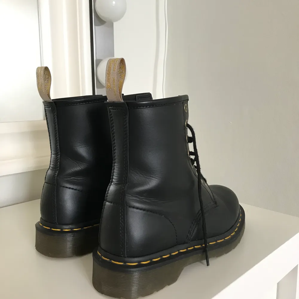 Säljer ett par svarta Dr Martens - Vegan Black (ej äkta läder). Fint skick. Storlek 38. Ursprungspris: 1800 SEK. Skor.