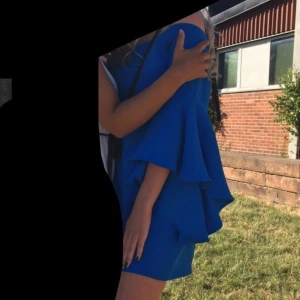 Klänning  - Off shoulder klänning med stor ärmar i en fin blå färg. Använd 1 gång på balen i 9an💙 Str 36. Kan skicka bättre bilder tog bara några lite snabbt💙👍🏼☺️ Går till låren ungefär.  Köpt från chiquelle❤️