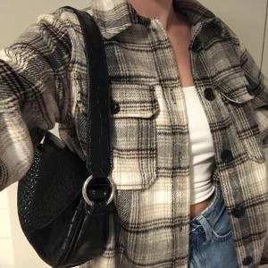 Snygg rutig höst jacka - Går lite över rumpan, passar både S och M, kom bara till användning typ 2 gånger så i ny skick 