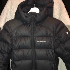 Peak performance dunjacka, storlek S Woman - Väldigt varm och snygg vinterjacka! Bara använd 1 vinter, köpt för 3999kr. Säljer på grund utav att jag är ute efter något nytt. Start bud 1000kr.