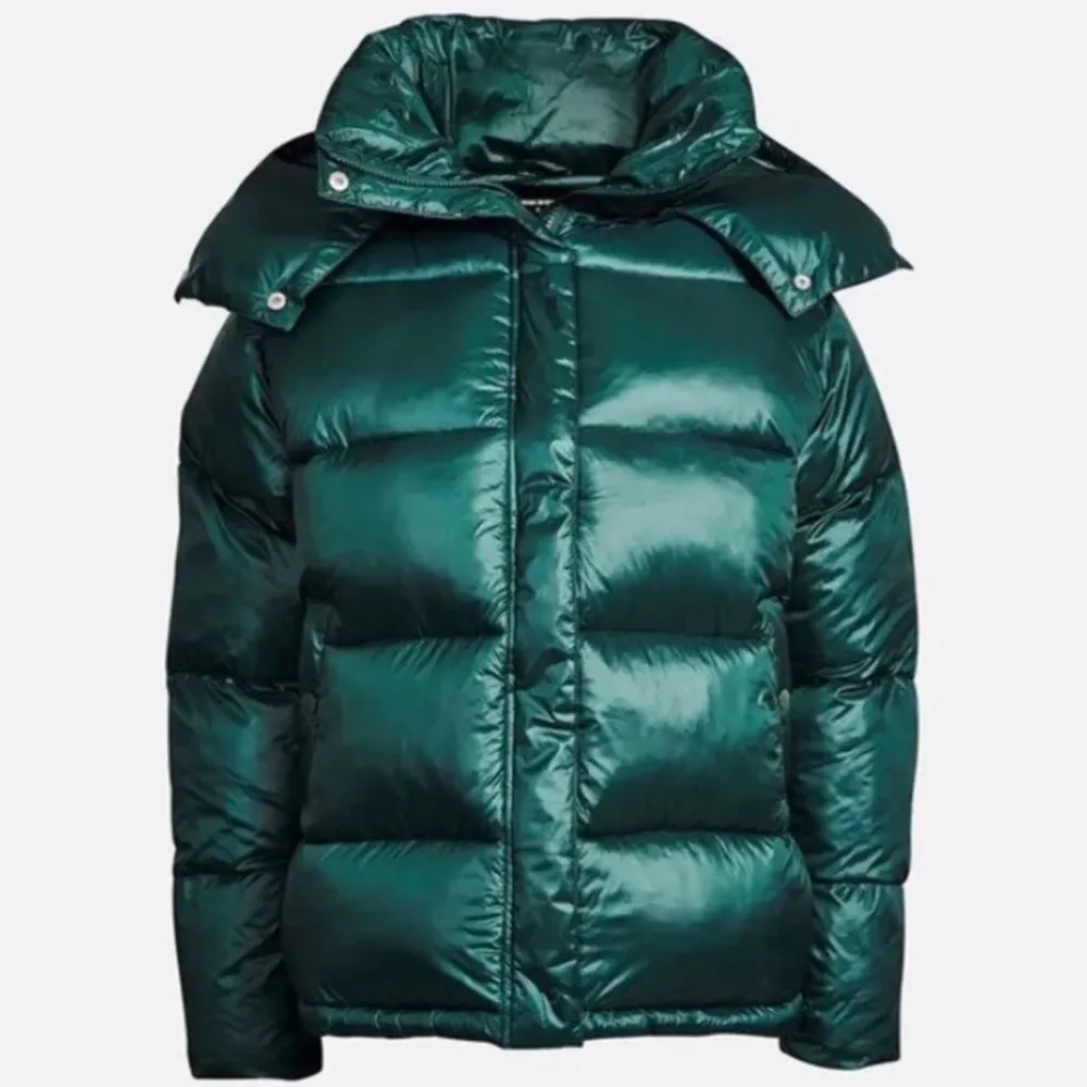 Grön puffer jacket från bikbok storlek S, använd 1 vinter. Helt slutsåld, 300kr+63kr frakt. Buda gärna i kommentarerna💚🖤. Jackor.