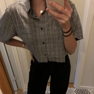 Avklippt skjorta! - Svartvit rutig skjorta, avklippt i midjan❤️ passar många storlekar beroende på önskad passform, jag är vanligtvis S/M