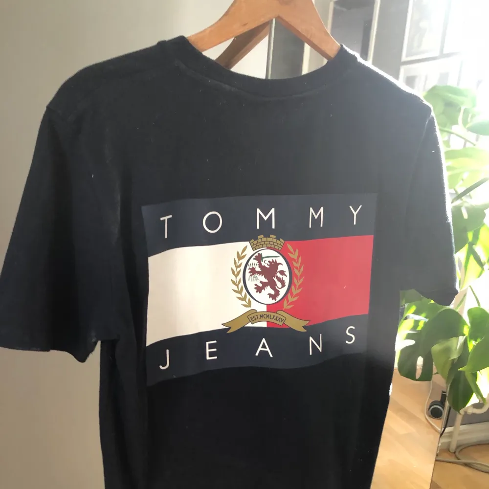 Oversized tröja från Tommy Hilfiger med stort tryck på ryggen.. T-shirts.