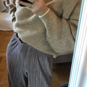 Ribbade beiga byxor  - Byxor från zara, knappt använda alls! Ribbade i materialet och champagne färgade