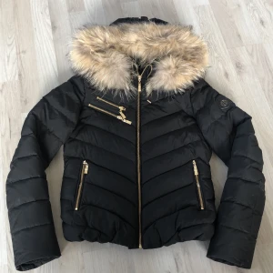 Hollies jacka - Säljer min hollies jacka som är i ett mycket bra skick. Använd förra vintern men efter som de aldrig blev så kallt så kom den inte så mycket till användning