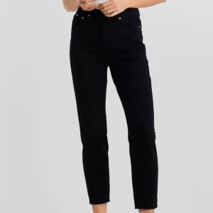 Svarta mom jeans - Säljer dessa bekväma mom jenas från Gina tricot då de inte passar mig i storleken längre. Skriv gärna för fler bilder! Frakten står köpare för och budgivning om de är fler intresserade🤩🙌🏻  Endast använda 2 gånger, nypris: 500kr säljer de för 170kr