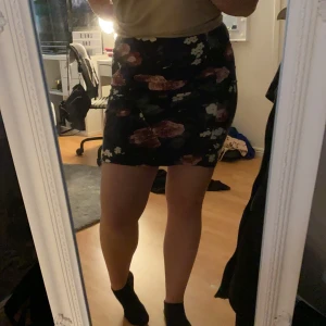 Blommig kjol - Superfin kjol, passar perfekt till hösten och våren! Köparen står för frakten 