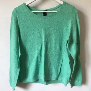 Tunn och skön tröja med struktur i grön åt turkos och mint från H&M. Märkt M men jag har använt den som går åt XS eller S. 85% bomull 15% polyester  Kan mötas runt Stockholm/Södermalm eller skicka mot fraktkostnad! ✨🌸✨