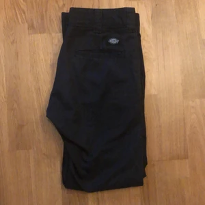 Dickies chinos - Svarta chinos jätte bra skick, säljer för att dom är för små