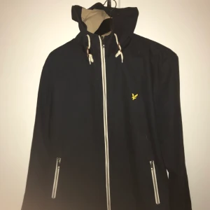 Lyle and scott jacka  - Detta är en vårjacka och den är endast använd 2 gågner, nypris är 1399kr 