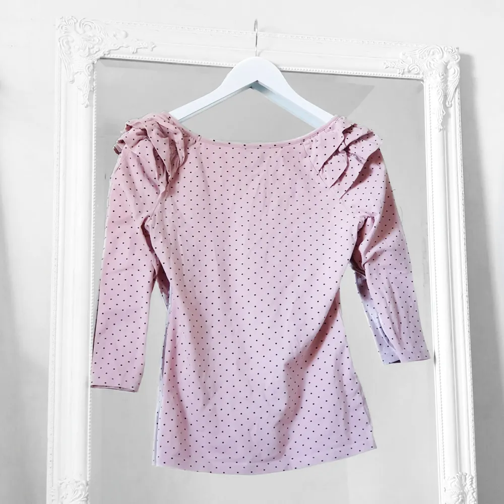 Färg: Rosa.  Strl: S.  Fin rosa prickig tröja från H&M med fina detaljer, volang puff ärm på axlarna.  Kommer ej till användning och stor garderobsrensning pågår! Frakt tillkommer, betalning via swish.. Toppar.
