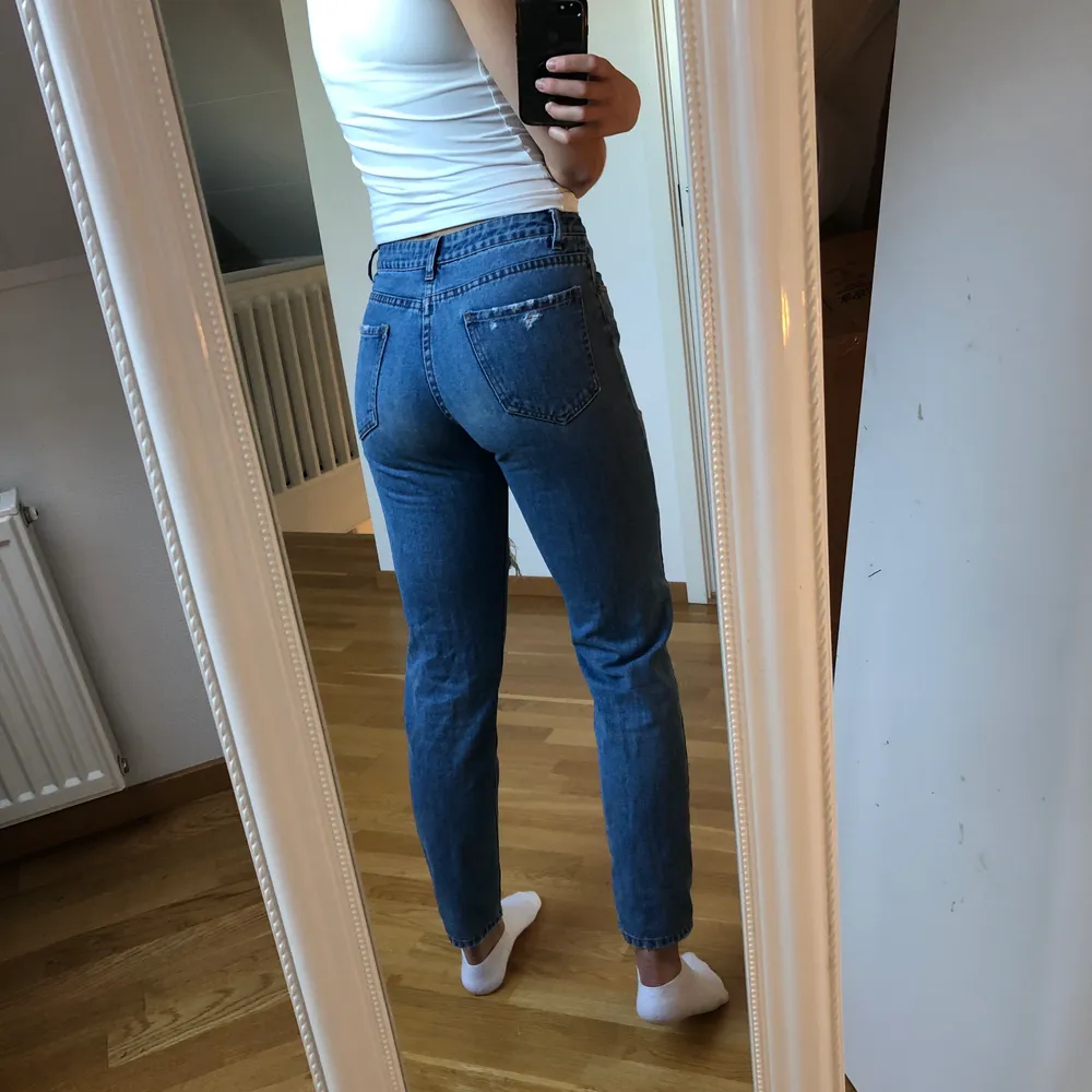 Mom-jeans med hål från Brandy Melville i storlek 38 men skulle säga att de passar mer som en 36. Är du intresserad så skriv så kan jag även skicka midje- och längdmått på mig och byxorna. Kan mötas upp i Lund-området eller skickas mot frakt!🥰. Jeans & Byxor.