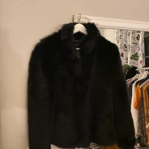 Pälsjacka Vero moda - Jättefin jacka! Endast prövad säljes pga den tyvärr var för liten för mig. Nypris 999. Lägg bud