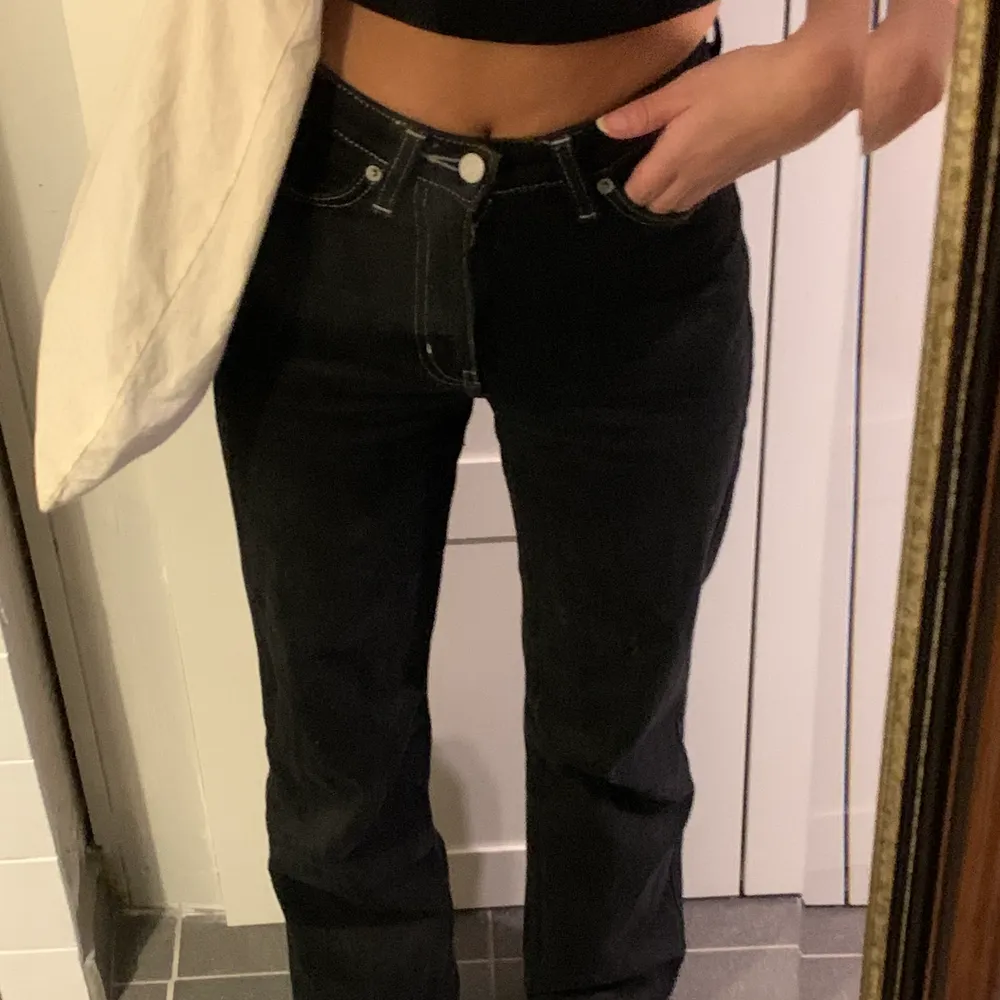 Fina jeans från weekday med vita sömmar i modellen Row i storlek W24 L32 . Jeans & Byxor.