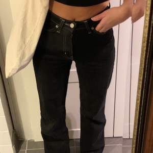 Fina jeans från weekday med vita sömmar i modellen Row i storlek W24 L32 